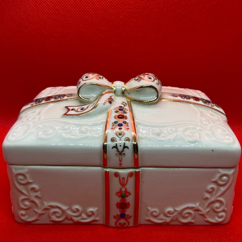 LENOX Music Box Christmas Present